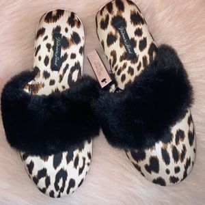 BRAND NEW VICTORIA SECRETS LEOPARD FUR SLIPPERS SMALL